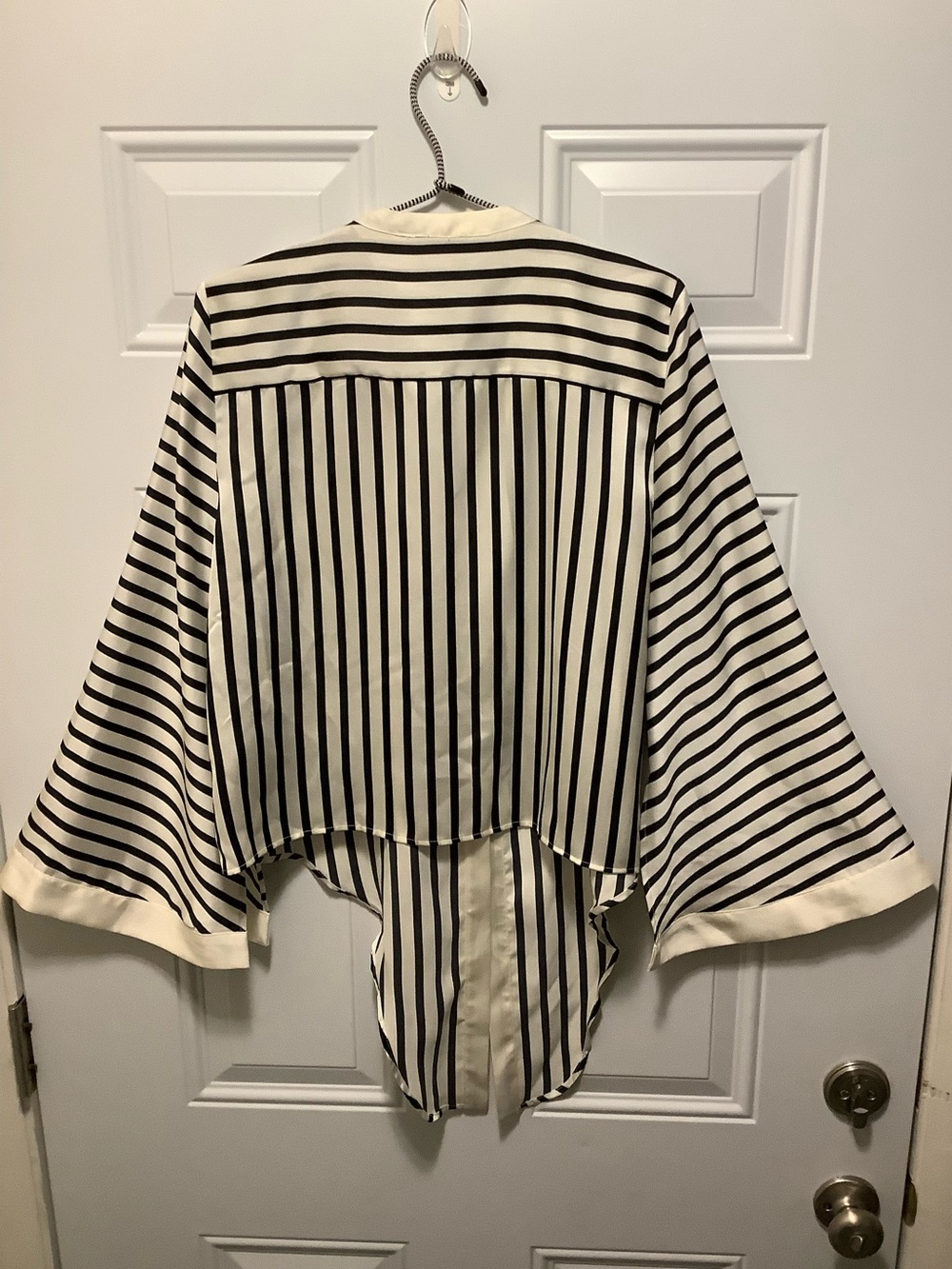 Black and White Vertical Stripe Tie-Front Blouse Split Bell Sleeve Chic Flowy M - Picture 8 of 10